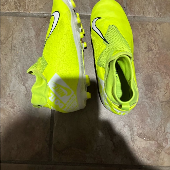 Nike Bright Yellow Cleats - Picture 4 of 11